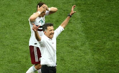 Chicharito y Osorio, tras el triunfo.