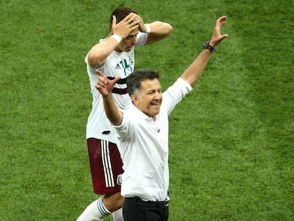 Chicharito y Osorio, tras el triunfo.