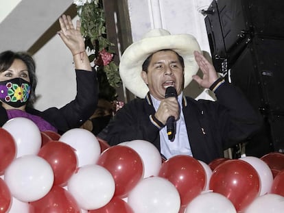 Pedro Castillo y Dina Boluarte, ante decenas de sus simpatizantes tras de recibir las credenciales de sus cargos en Lima (Perú).