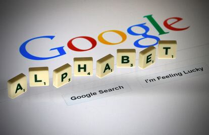 buscador de Google, con las teclas que deletrean el nombre de su matriz, Alphabet.