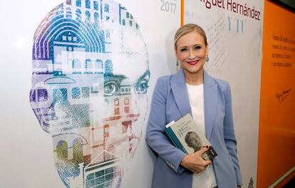 Cristina Cifuentes en el acto conmemorativo de los 75 años de la muerte del escritor Miguel Hernández.