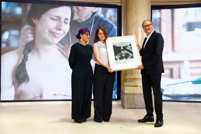 La periodista mexicana de la Agencia Efe Sashenka Gutiérrez (la primera por la izquierda, en la imagen) ha sido galardonada con el Premio Ortega y Gasset a la mejor fotografía. Ha recibido el galardón de manos de Lucía González y Carlos Yárnoz, periodistas de EL PAÍS y miembros del jurado. Su soberbio retrato de Sandra Monroy, una joven operada de una mastectomía doble, se titula 'Jódete, cáncer'. “Quiero dedicar este reconocimiento a todas las mujeres que luchan todos los días contra el cáncer de mama”, ha dicho Gutiérrez al recibir el galardón.