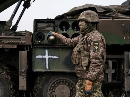 Un soldado ucranio se prepara para disparar un obús cerca de Avdiivka (Donetsk), este lunes.