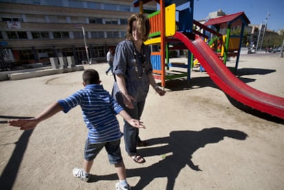 Ferran, hijo de Maribel, estuvo enfermo de cáncer. En la foto, en un parque de Vilafranca del Penedés (Barcelona)