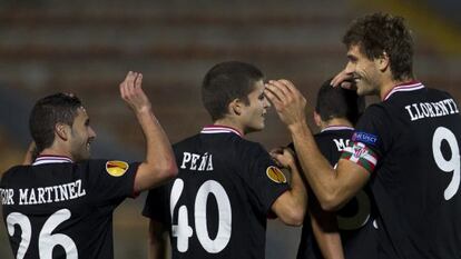 Fernando Llorente agradece las felicitaciones tras marcar su gol en Haifa.