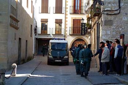 Dispositivo policial desplegado ayer ante el juzgado de Baeza.