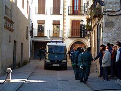 Dispositivo policial desplegado ayer ante el juzgado de Baeza.