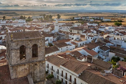 La torre de Santa María del Castillo y vista del pueblo de Olivenza, en la provincia de Badajoz.