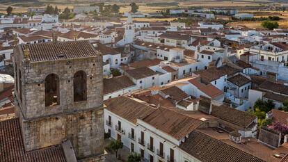 La torre de Santa María del Castillo y vista del pueblo de Olivenza, en la provincia de Badajoz.