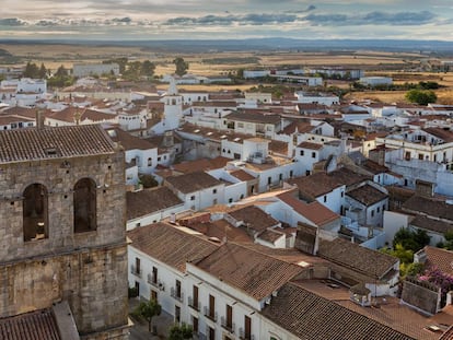 La torre de Santa María del Castillo y vista del pueblo de Olivenza, en la provincia de Badajoz.