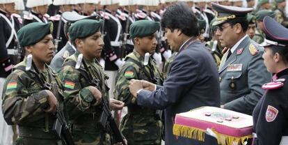 Evo Morales hace entrega de las condecoraciones hoy.