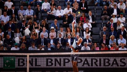 Zverev sirve durante la final de este domingo contra Jarry.