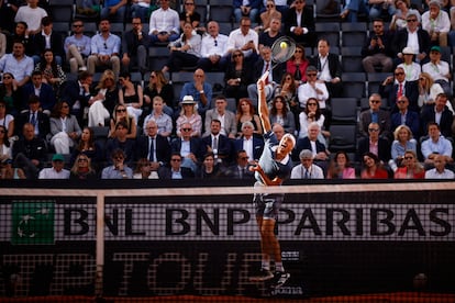 Zverev sirve durante la final de este domingo contra Jarry.