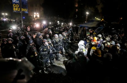 Policías antidisturbios rodean a los manifestantes propalestinos durante el desalojo del campus de UCLA. 