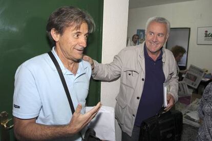 El secretario general del IU en Extremadura, Pedro Escobar (izquierda), con el secretario federal, Cayo Lara, antes de reunirse