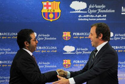 El presidente del Barcelona, Sandro Rosell, junto al director de Qatar Sports Investment, Saif Ali Al Hajari, tras anunciar el acuerdo de patrocinio en diciembre.