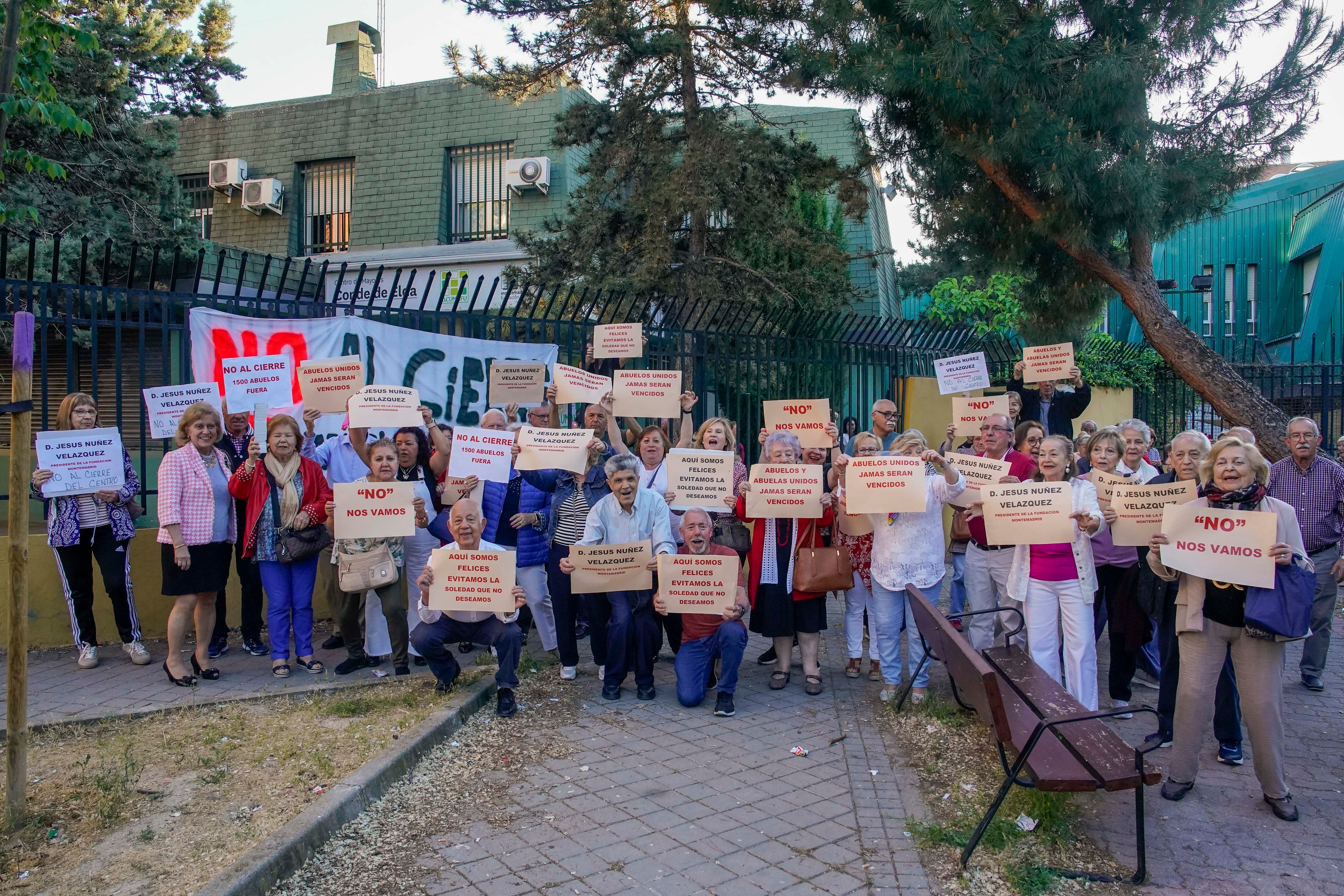Los mayores protestan contra el cierre con varias pancartas. 
