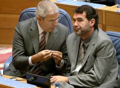 Touriño y Quintana conversan, ayer, en el Parlamento durante la sesión de control al Gobierno.