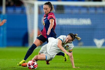 Ewa Pajor disputa el balón con Maria Mikolajova, del St Polten, durante el partido de Liga de Campeones femenina del Barcelona.