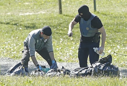 La policia francesa observa les armes trobades en un dels dipòsits, la localització dels quals ha estat facilitada per ETA a la localitat de Saint Pee sud Nivelle, al sud de França.