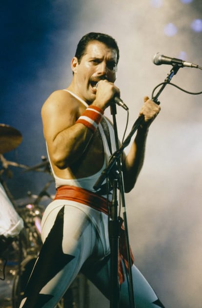 Freddie Mercury. Um artista único que era bissexual assumido. Mercury é um dos maiores expoentes da bi-erasure, ou quando historicamente a bissexualidade é omitida para atribuir a uma determinada pessoa o rótulo de gay ou hétero. Um fato que ganhou relevância novamente algumas semanas atrás, quando foi lançado o trailer de Bohemian Rhapsody – a cinebiografia estrelada por Rami Malek no papel de Mercury – e Bryan Fuller, roteirista de American Gods, lamentou em suas redes sociais que o clipe destacasse somente um relacionamento com uma mulher (a do cantor com Mary Austin) e tentasse esconder o máximo possível sua bissexualidade.