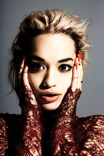 Rita Ora lleva vestido rojo de encaje de Todd Lynn y anillos de Asos.