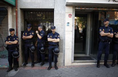 Alrededor de 20 agentes de la Policía Nacional llegaron a la avenida de la Albufera para custodiar el piso que iba a ser desahuciado.