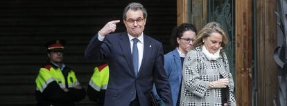 El expresidente de la Generalitat catalana Artur Mas acompa&ntilde;ado de su esposa, Helena Rakosnik. 
 
 