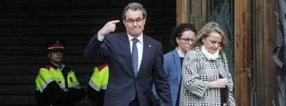 El expresidente de la Generalitat catalana Artur Mas acompañado de su esposa, Helena Rakosnik.