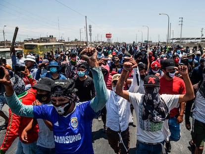 Agricultores peruanos protestan y exigen mejores condiciones laborales, este sábado en la carretera Panamericana, en Perú.