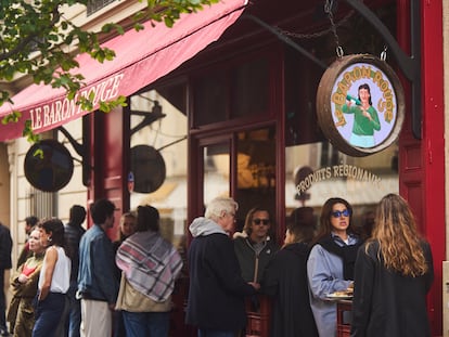 El bar Le Baron Rouge, junto a la plaza d’Aligre de París.