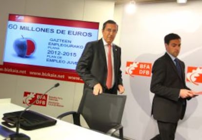 José Luis Bilbao, a la izquierda, junto a su diputado foral Imanol Pradales, ayer en Bilbao.