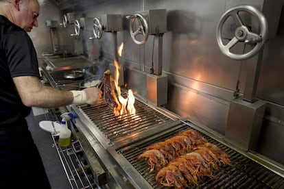 Bittor Arguinzoniz, en la cocina del Asador Etxebarri (Axpe, Vizcaya).