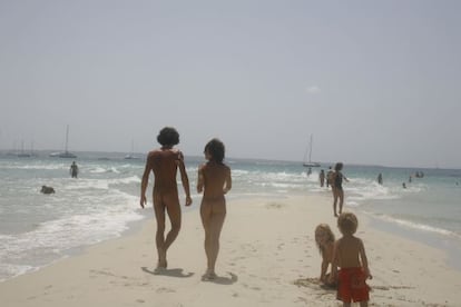 Ambiente naturista en la lengua de arena de Ses Illetes, en Formentera.