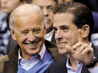 El exvicepresidente Joe Biden y su hijo Hunter en un partido de baloncesto.