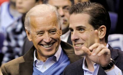 El exvicepresidente Joe Biden y su hijo Hunter en un partido de baloncesto.