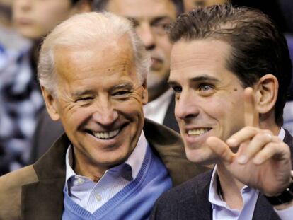 El exvicepresidente Joe Biden y su hijo Hunter en un partido de baloncesto.