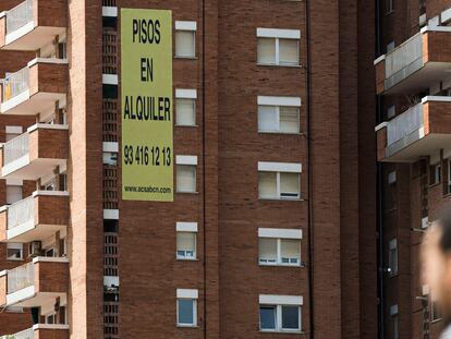Un anuncio de pisos en alquiler en un edificio de Barcelona.