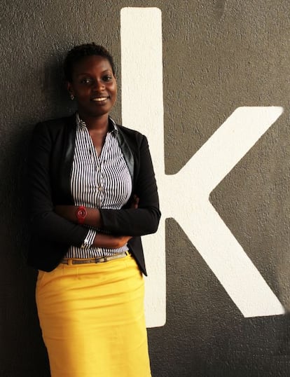 Claudette Irere (27 años) es parte de la nueva generación de jóvenes ruandeses que no parpadean ante la afirmación de que no marcharían de Ruanda porque: “Es el momento de estar aquí y participar del desarrollo que está viviendo el país”.