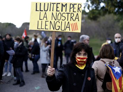 Una mujer muestra un cartel defendiendo el catalán en la protestas de Canet de Mar