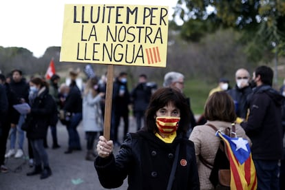 Una mujer muestra un cartel defendiendo el catalán en la protestas de Canet de Mar