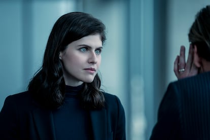 Alexandra Daddario, como la neocirujana protagonista de 'Las brujas de Mayfair'.