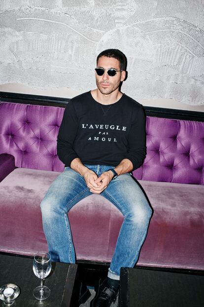 El actor Miguel Ángel Silvestre viste sudadera de Gucci, pantalón de Levi’s Vintage Clothing, zapatos de Dior y gafas de sol de Loewe.