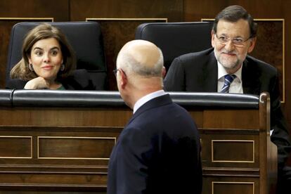 Josep Antoni Duran Lleida pasa por delante de Rajoy y Sáenz de Santamaría de camino a su escaño.