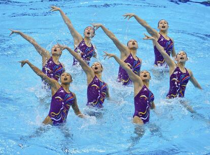 El equipo chino de natación sincronizada practica su coreografía antes de los Juegos.