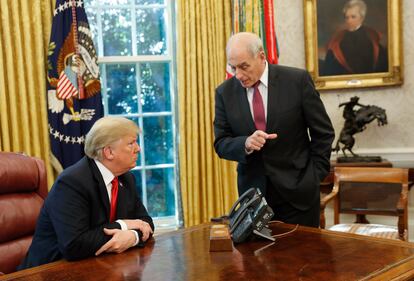 Donald Trump y John Kelly en el Despacho Oval durante el primer mandato del republicano, en octubre de 2018. 