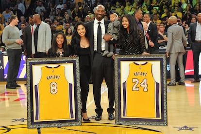 Kobe Bryant, sua esposa, Vanessa Bryant, e suas filhas Gianna Maria, Natalia Diamante e Bianka Bella, em dezembro de 2017.