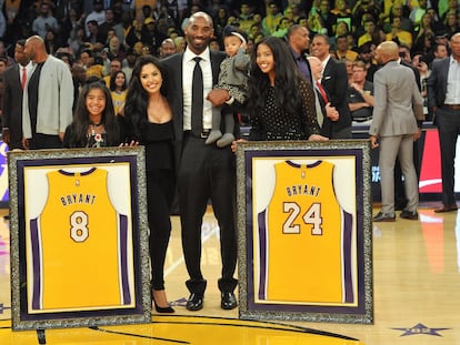 Kobe Bryant, sua esposa, Vanessa Bryant, e suas filhas Gianna Maria, Natalia Diamante e Bianka Bella, em dezembro de 2017.