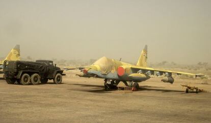 Un avi&oacute;n ruso del Ej&eacute;rcito nigerino, en el aeropuerto de Zinder.