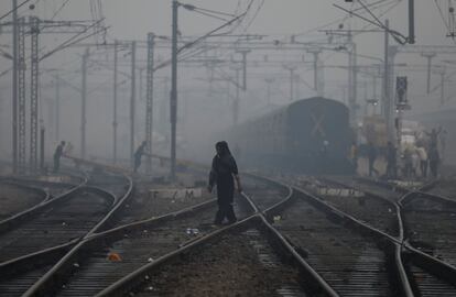 Una mujer cruza una línea de ferrocarril en Nueva Delhi, el 15 de noviembre.
